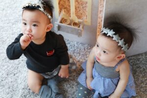 夜泣きの双子を同時に寝かしつけるコツは？