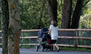 夜泣きの赤ちゃんをベビーカーで散歩させると寝落ちする理由は？