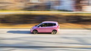 夜泣きの赤ちゃんを車で移動しながら寝かす方法は？