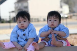 双子の夜泣きに悩む親が知っておくべき対策は？