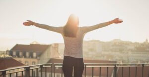 スワドルで赤ちゃんの腕がきつそうな場合、どう対処すればいい？