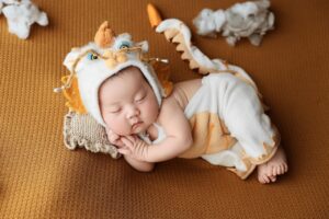 新生児が夜にぐずる原因と対策は？