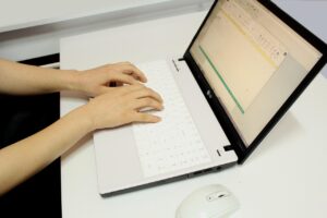 夜泣きの悩みを抱えた親は医師に相談すべき？