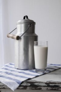 夜泣きにおける母乳とミルクの影響とは？