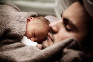 夜泣きに悩む赤ちゃんの寝落ち対策は？