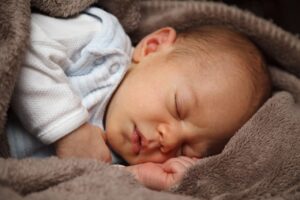 赤ちゃんの夜泣きがひどい時の効果的な対処法は？